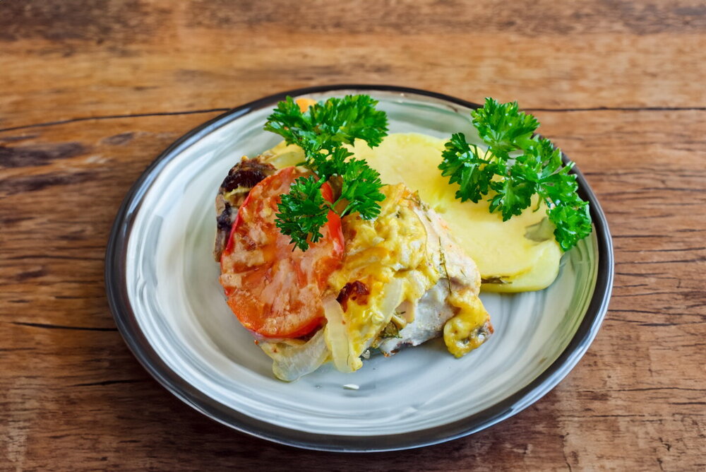 Chicken under a Vegetable Blanket with Potatoes and Mushrooms (Oven-Baked)