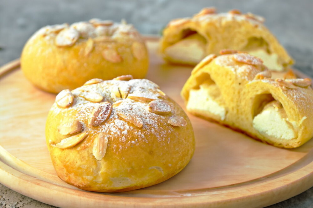 Yeast Buns with Cottage Cheese