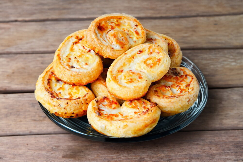 Cottage Cheese Swirls from Puff Pastry in Sour Cream Topping