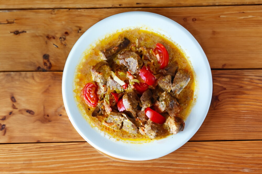 Liver with Carrots, Onions, and Mayonnaise in a Skillet
