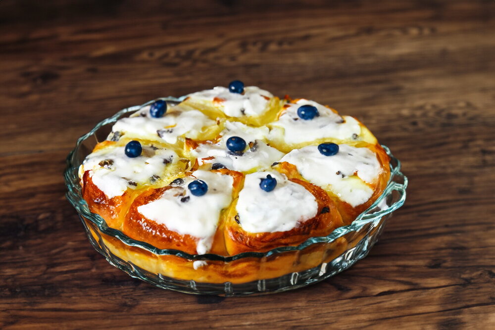 Sour Cream Swirls with Cottage Cheese and Raisins