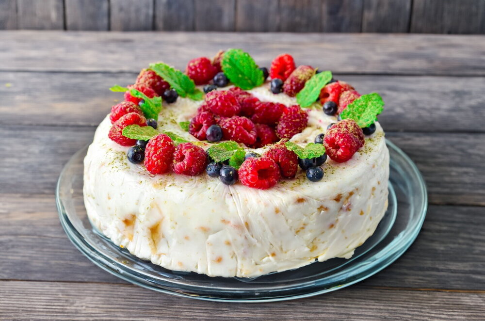 No-Bake Cake with Sour Cream, Banana, and Biscuits
