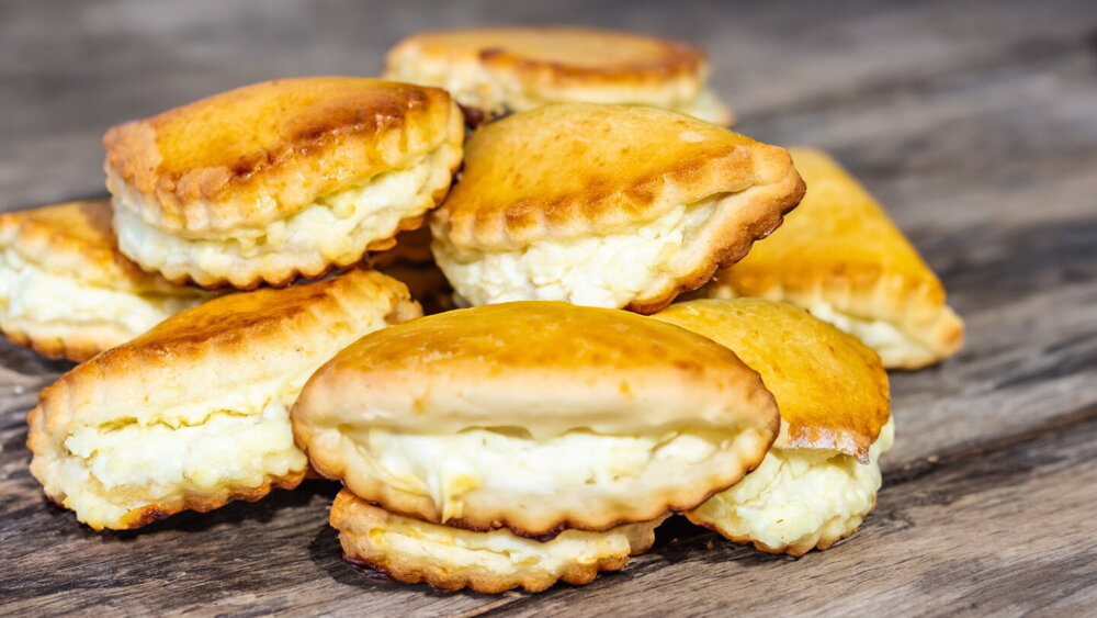 Shortcrust Cookies with Creamy Cottage Cheese Filling