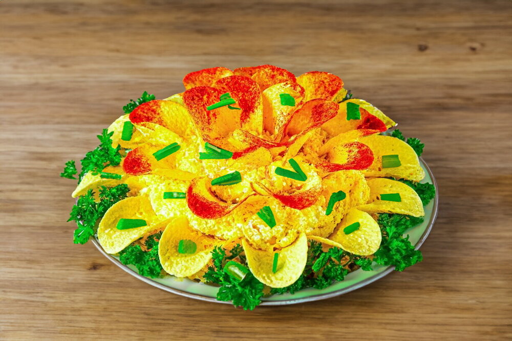 Chrysanthemum Salad with Chips