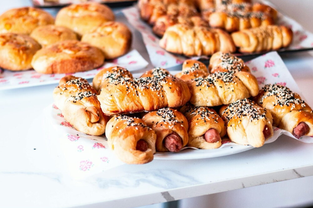 Sausage rolls with puff pastry