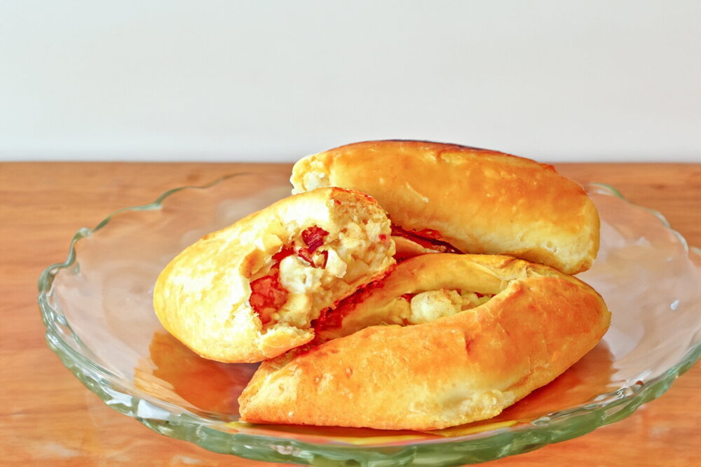 Open-Top Fish and Rice Yeast Buns Baked in the Oven