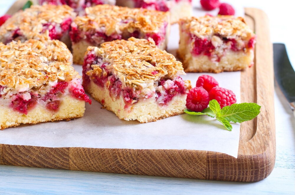 Berry crumble traybake