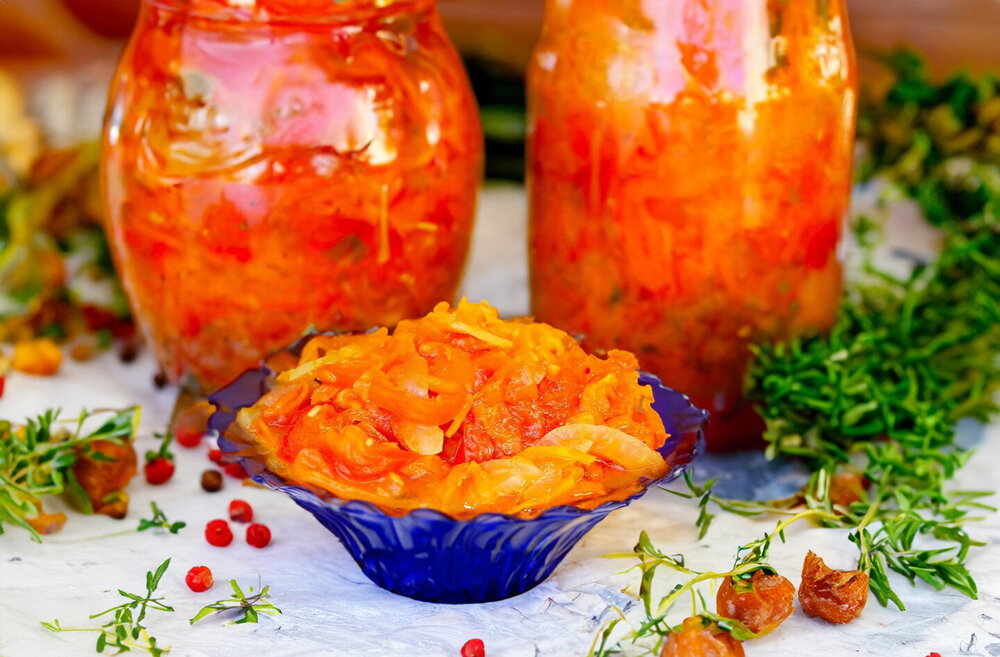 Winter Salad with Tomatoes, Carrots, Peppers, and Onions