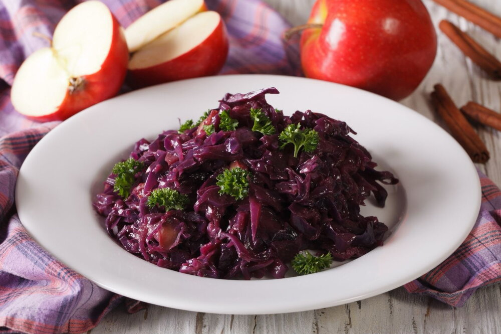 Braised red cabbage with apples