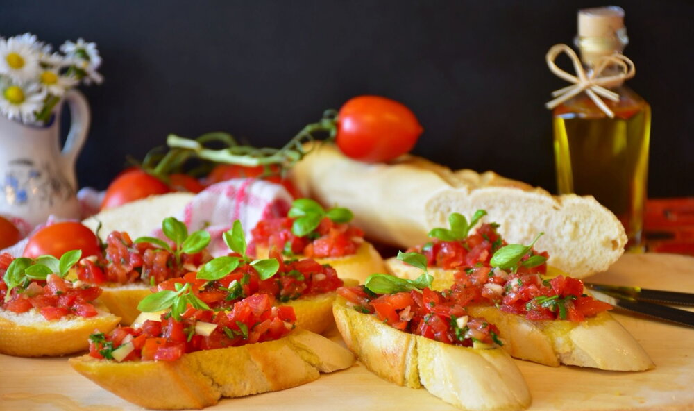 Bruschetta with tomatoes 