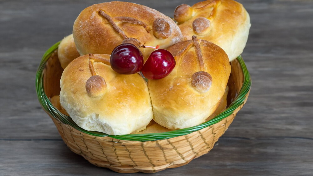 Sweet Yeast Pies with Kefir and Cherry Filling