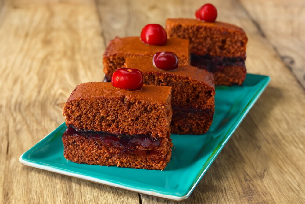 Honey Chocolate Cakes with Lemon and Berry Jam
