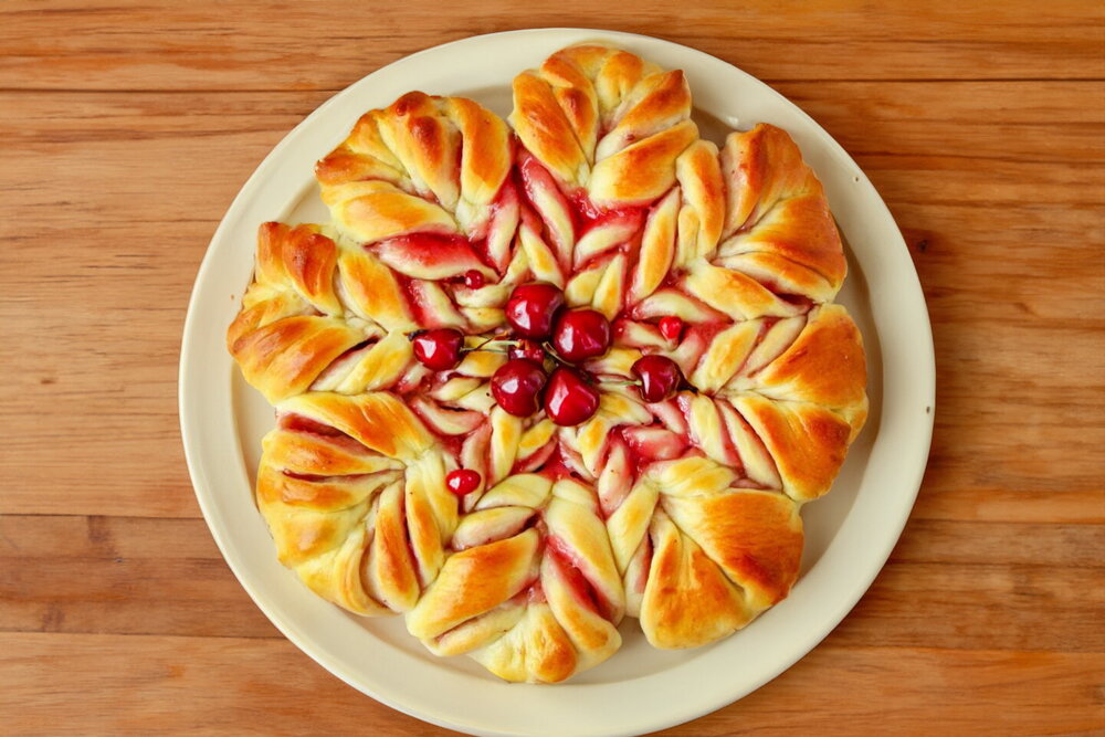 Flower Pie from Yeast Dough