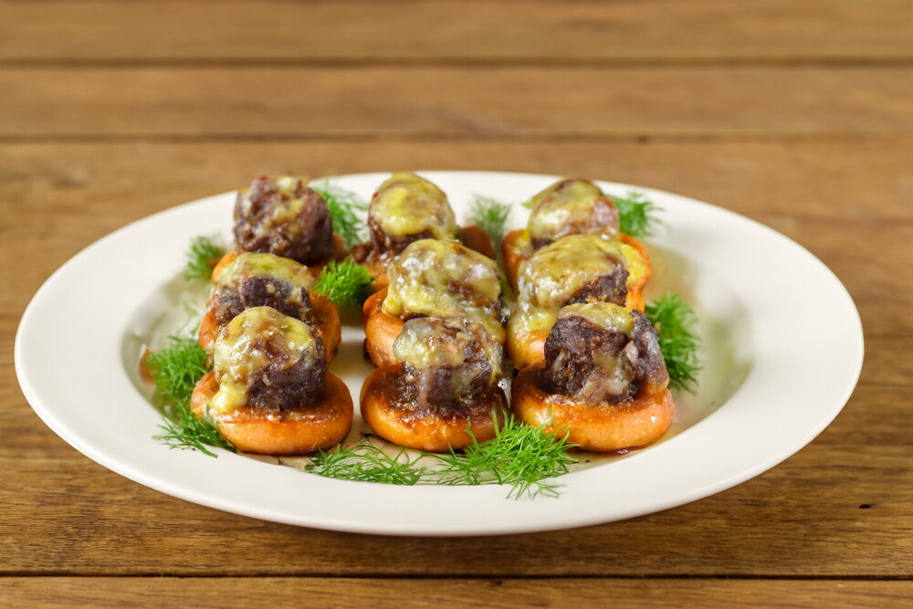 Bagels with Minced Meat and Cheese in the Oven