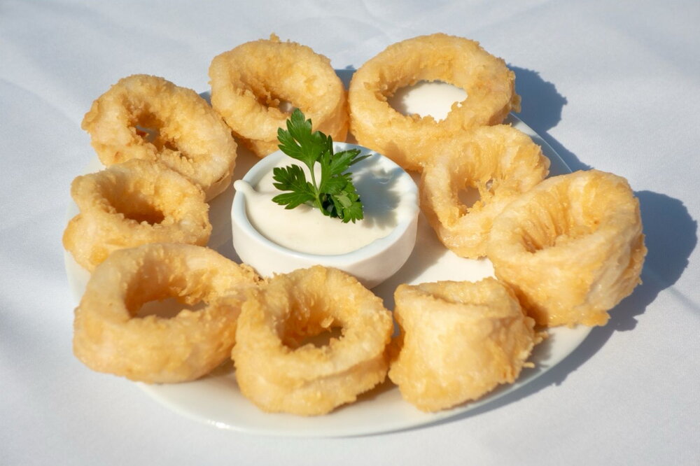 Deep fried calamari with garlic and lemon mayonnaise