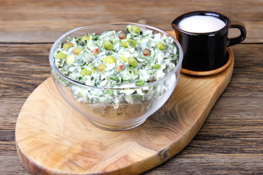 Simple Wild Garlic Salad with Sour Cream