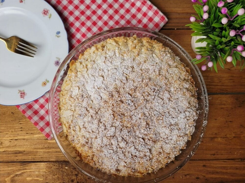 Simple apple crumble-topped pie