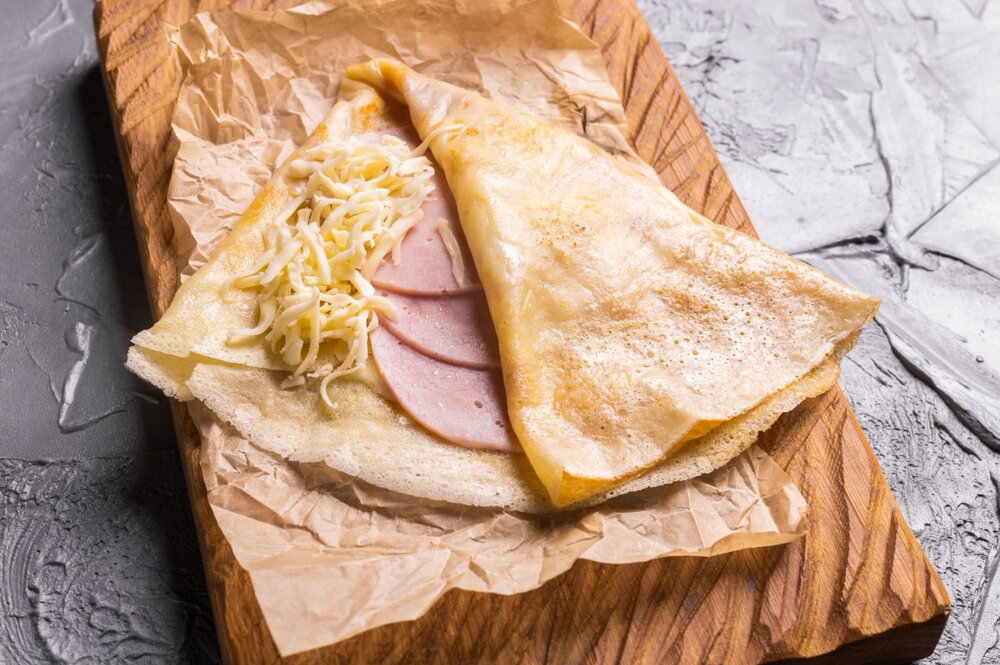 Crepes with ham and cheese