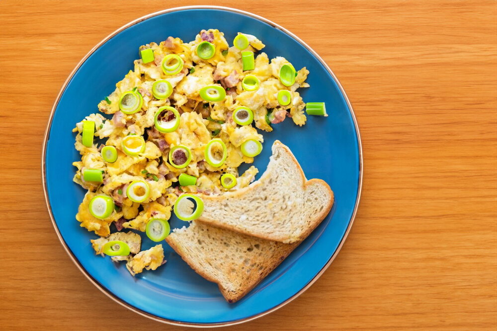 Scrambled Eggs with Ham and Cheese