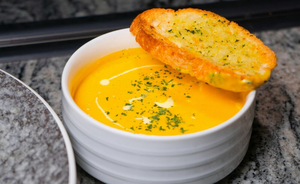 Creamy lentil and bacon soup