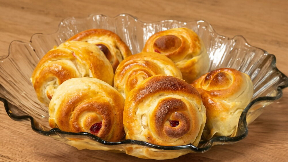 Yeast Cottage Cheese Buns with Jam