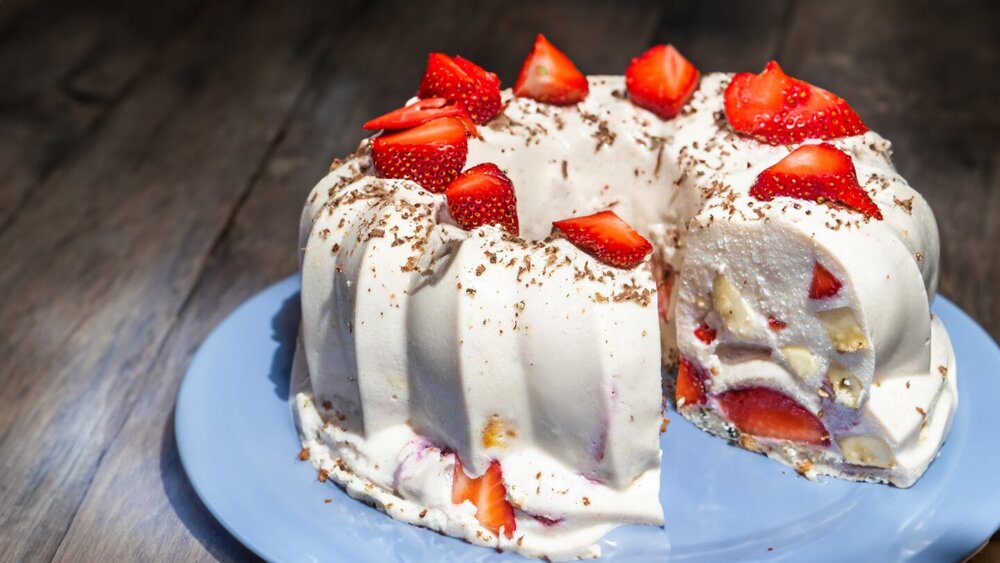 Strawberry-Banana Cottage Cheese Cake with Sour Cream (No-Bake)