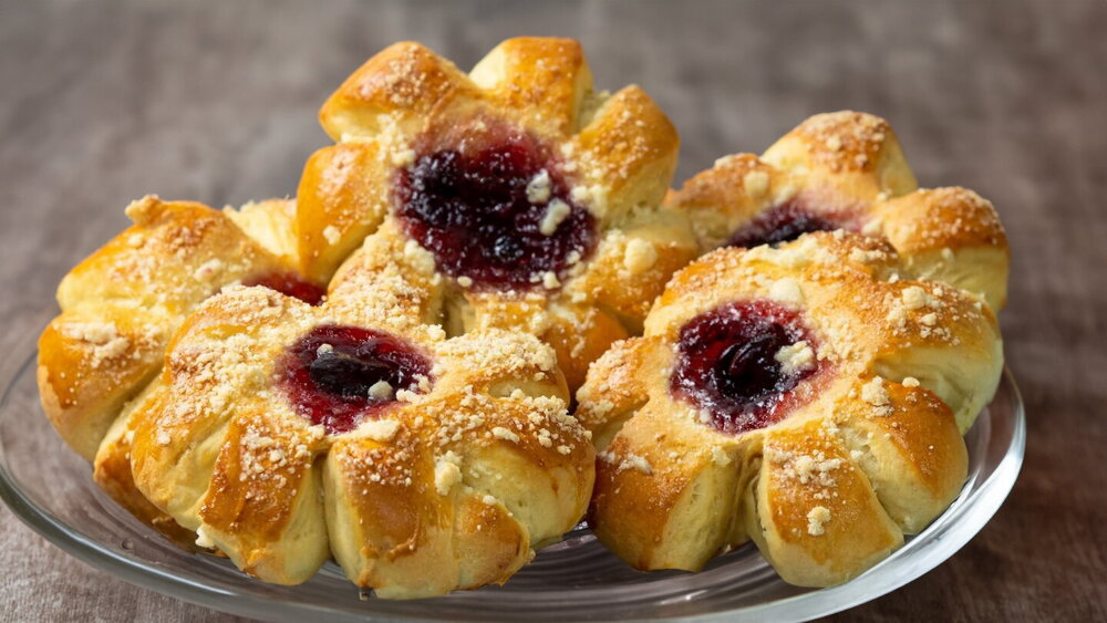 Sweet Yeast Buns with Jam and Streusel Crumbs