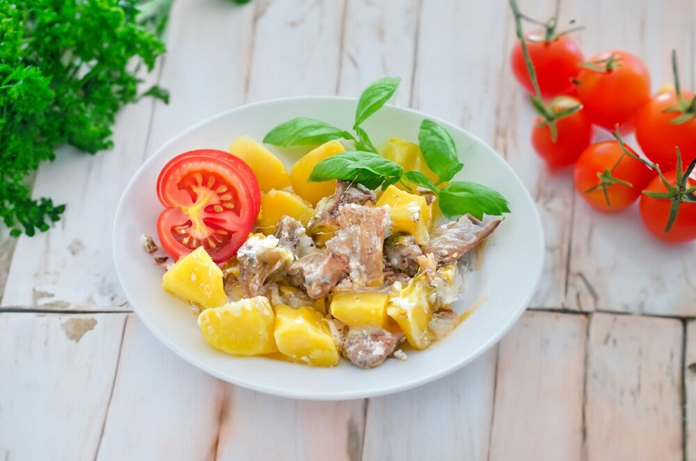Meat in Pots with Potatoes and Cheese