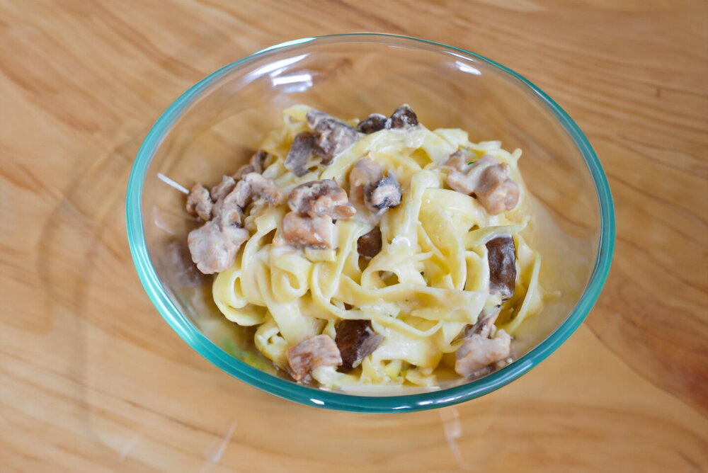 Fettuccine Pasta with Chicken and Mushrooms in Cream Sauce