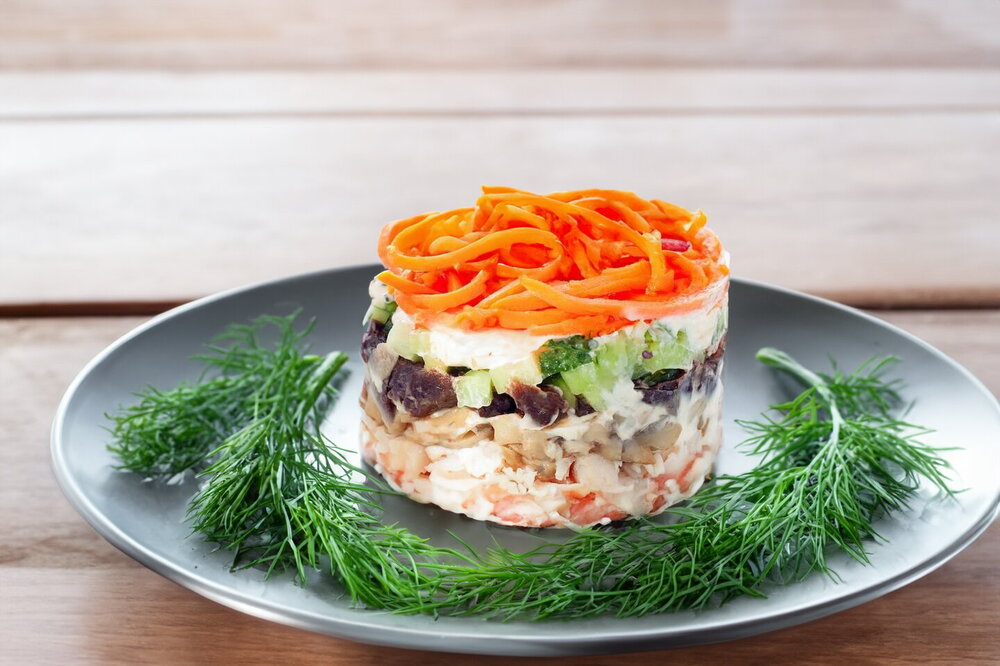 Evening Salad with Mushrooms, Korean-Style Carrots, and Chicken