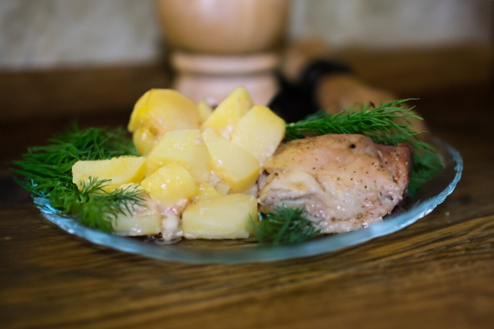 Oven-Baked Chicken in a Covered Roaster with Potatoes
