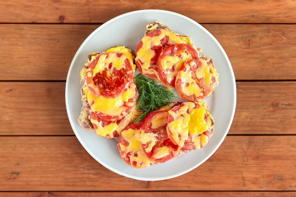 Beef with Tomatoes and Cheese in the Oven