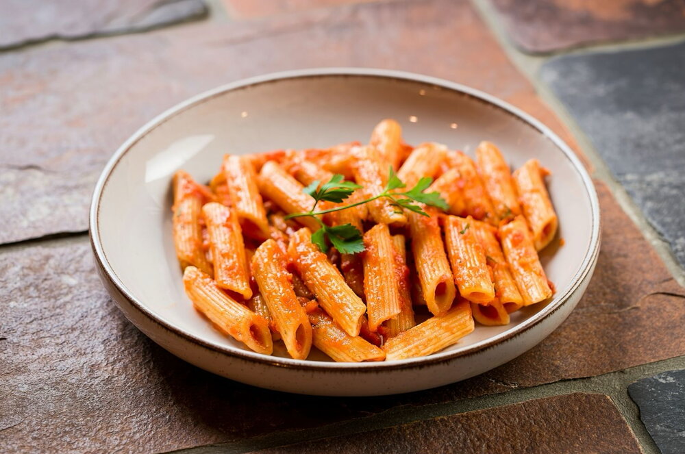 Pasta with spicy tomato and mozzarella sauce