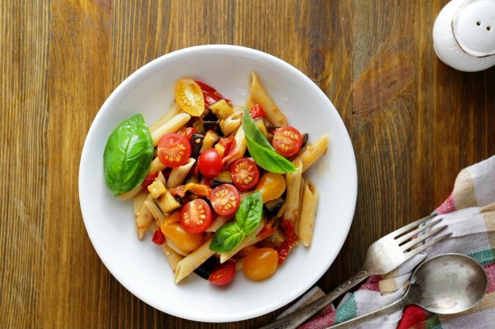Penne with vegetables and tomato sauce