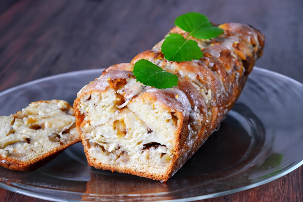 Pull-Apart Bun Pie with Apples and Nuts
