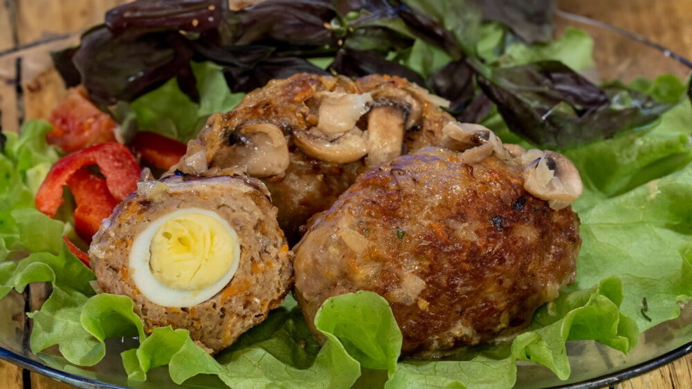 Oven-Baked Cutlets with Quail Eggs and Creamy Mushroom Sauce