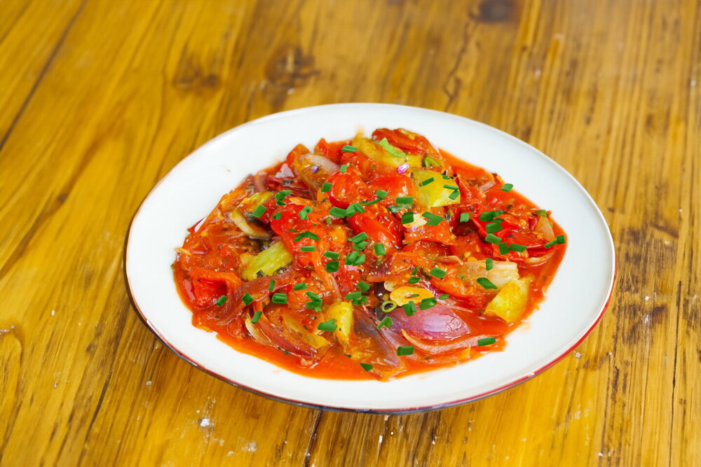 Skillet-Braised Tomatoes with Garlic and Onion