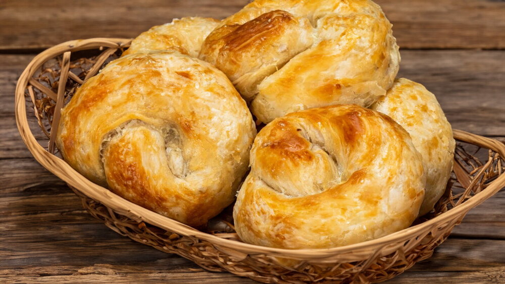 Puff Pastry Buns with Farmer’s Cheese and Apple