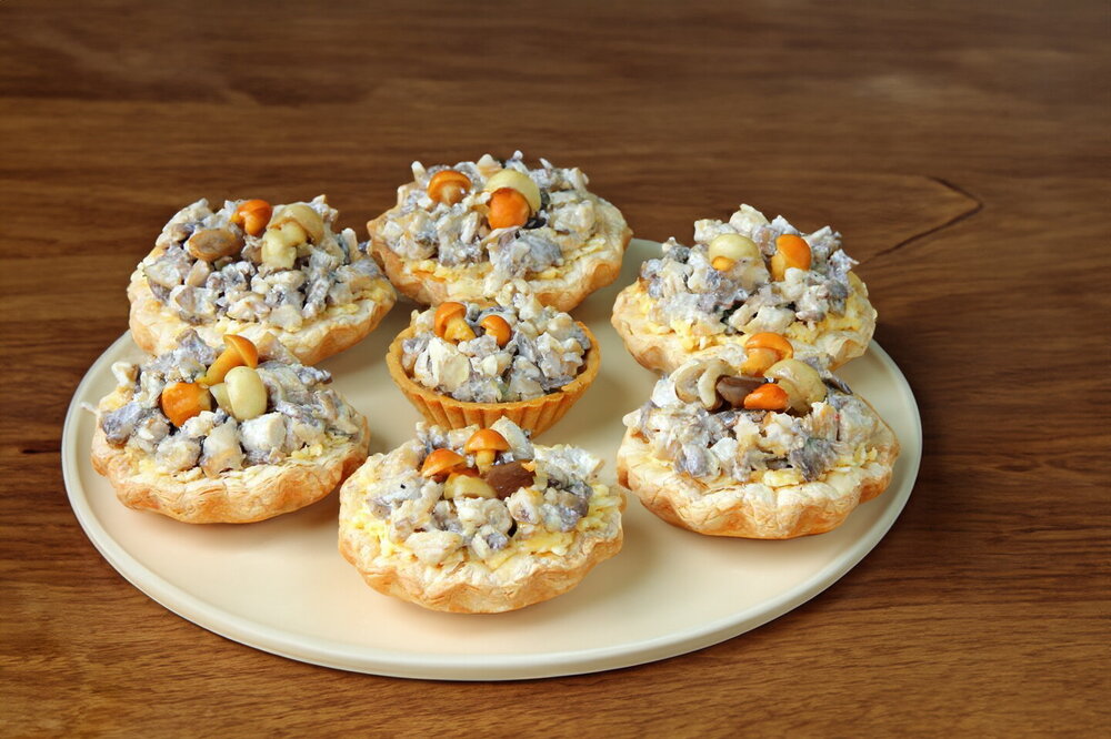 Oven-Baked Tartlets with Chicken, Mushrooms, and Cheese