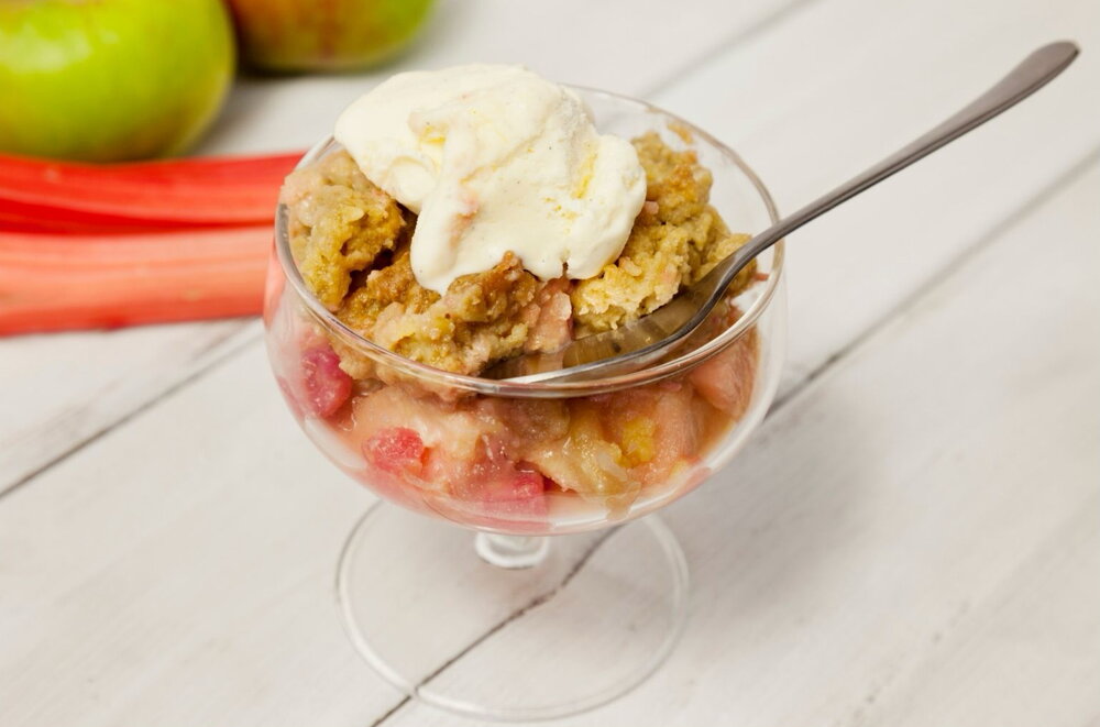 Rhubarb and apple crumble