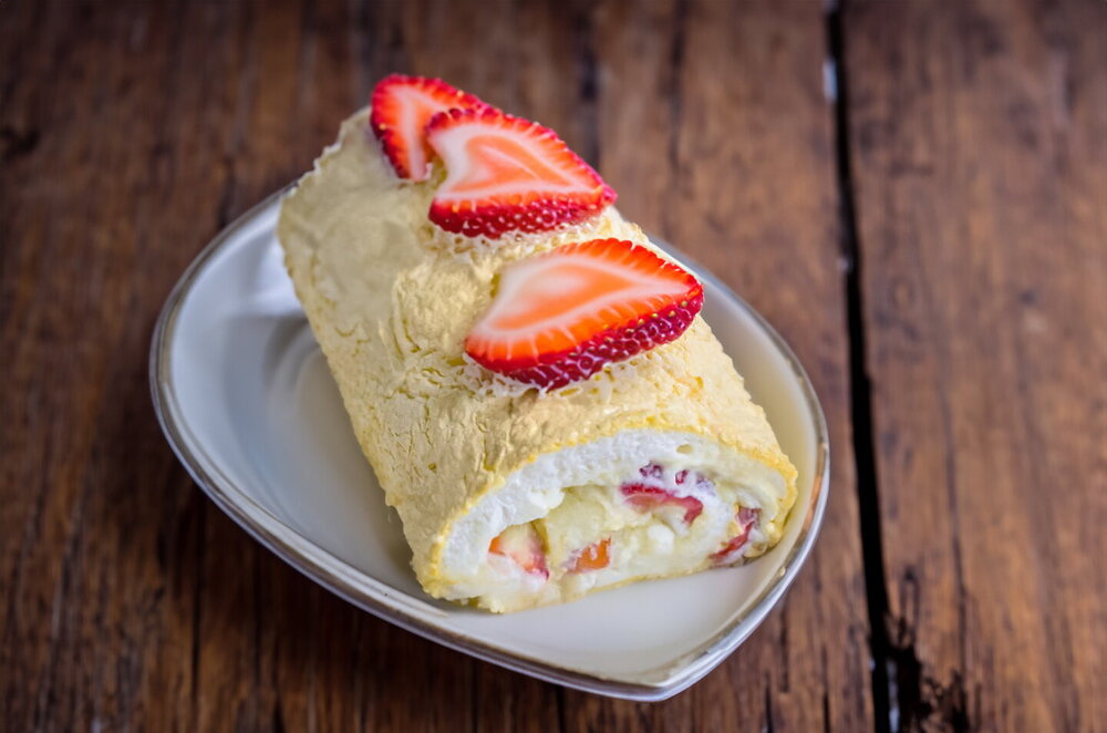 Meringue Roulade with Cream