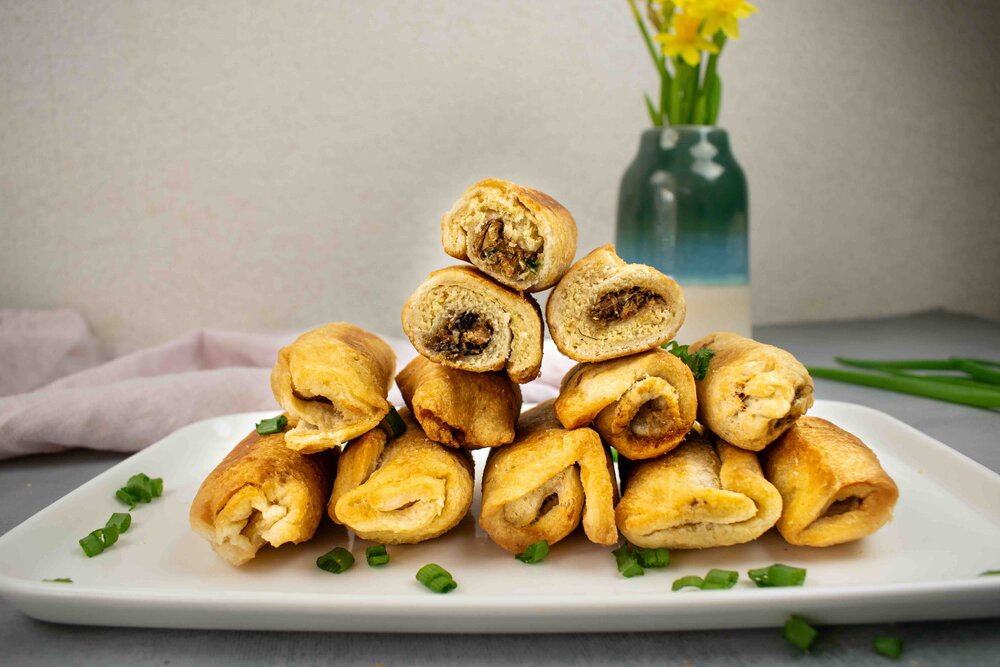 Quick rolls with mackerel in a pan