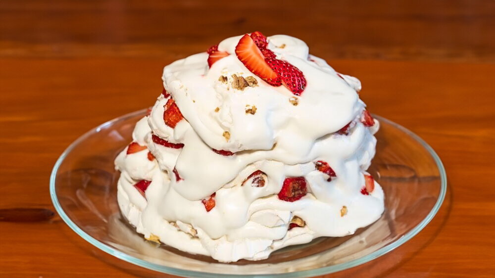 No-Bake Marshmallow Cake with Strawberries