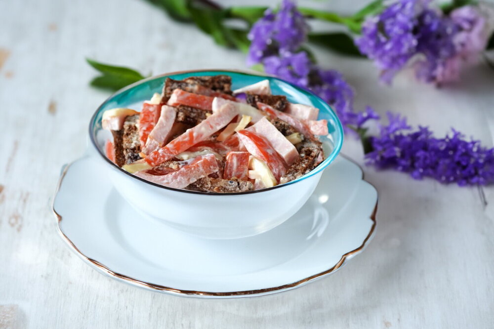 Salad with Ham, Tomatoes, and Cheese