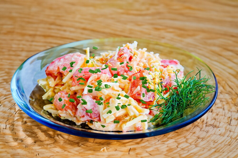 Tomato, Cheese, and Mayonnaise Salad with Garlic