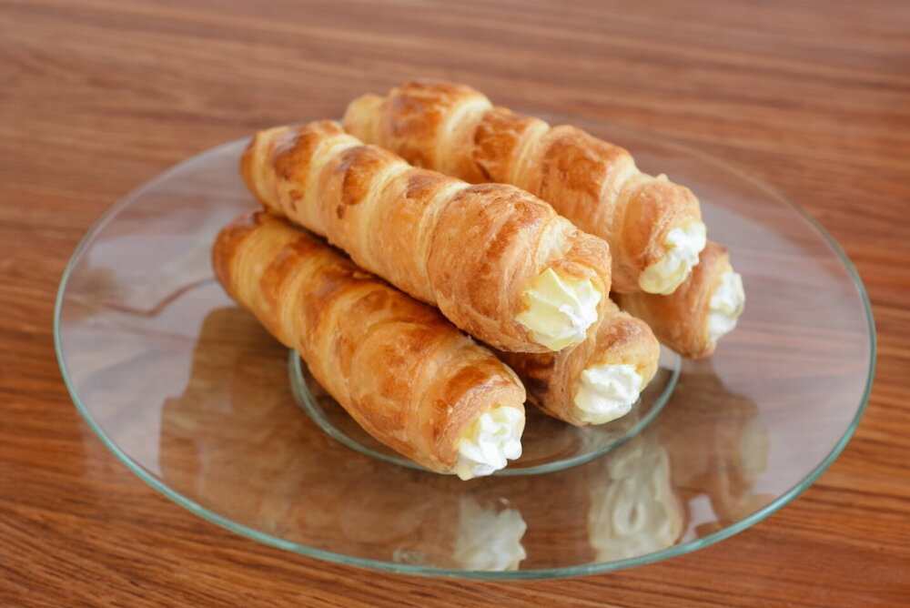 Puff Pastry Horns with Meringue Cream