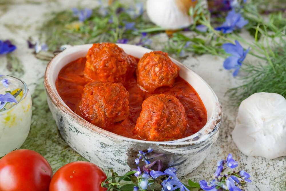 Juicy Meat Patties with Tomato Gravy in the Oven