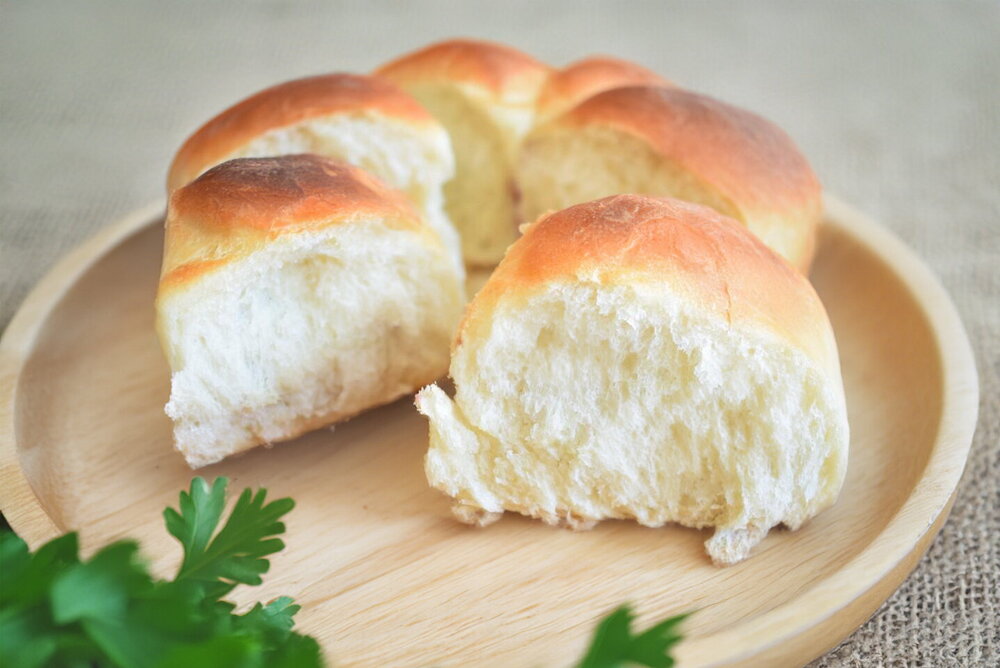 Oven-Baked Yeast Buns with Fruit Preserves