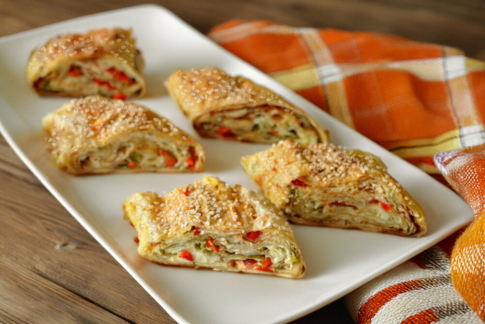 Baked Flatbread Rolls with Cottage Cheese and Processed Cheese