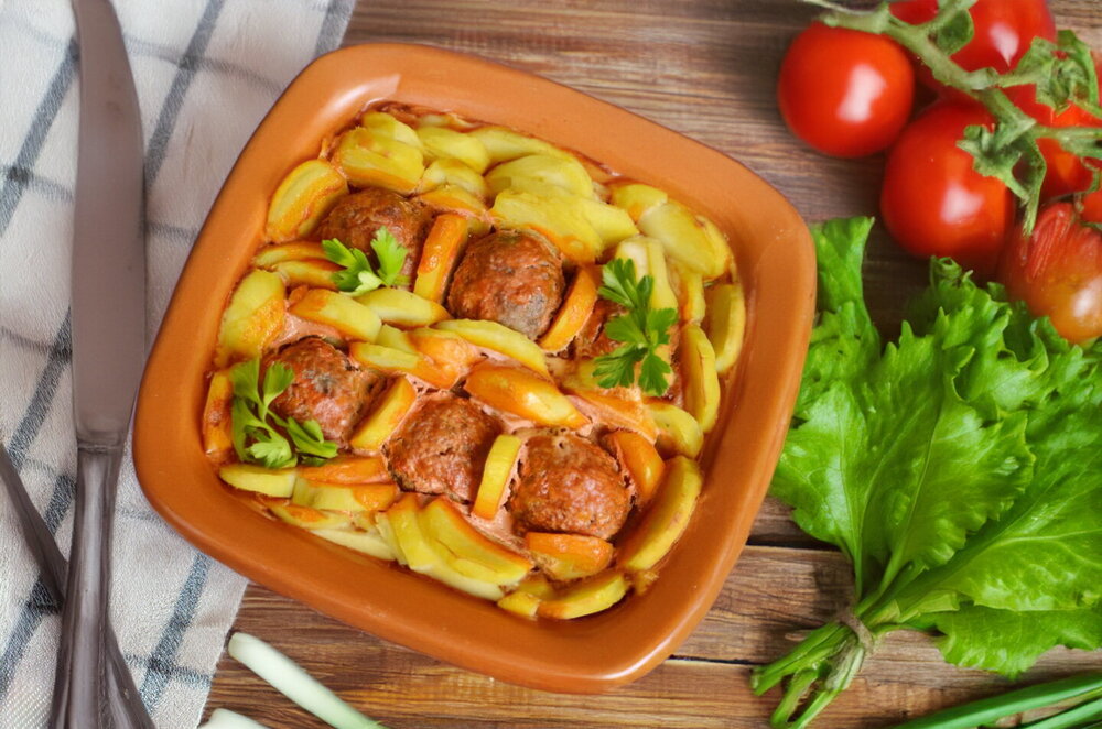 Meatballs with Potatoes in the Oven